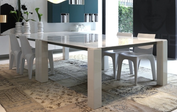 Einrichtung weiße Stühle Tisch originelles Teppich Design