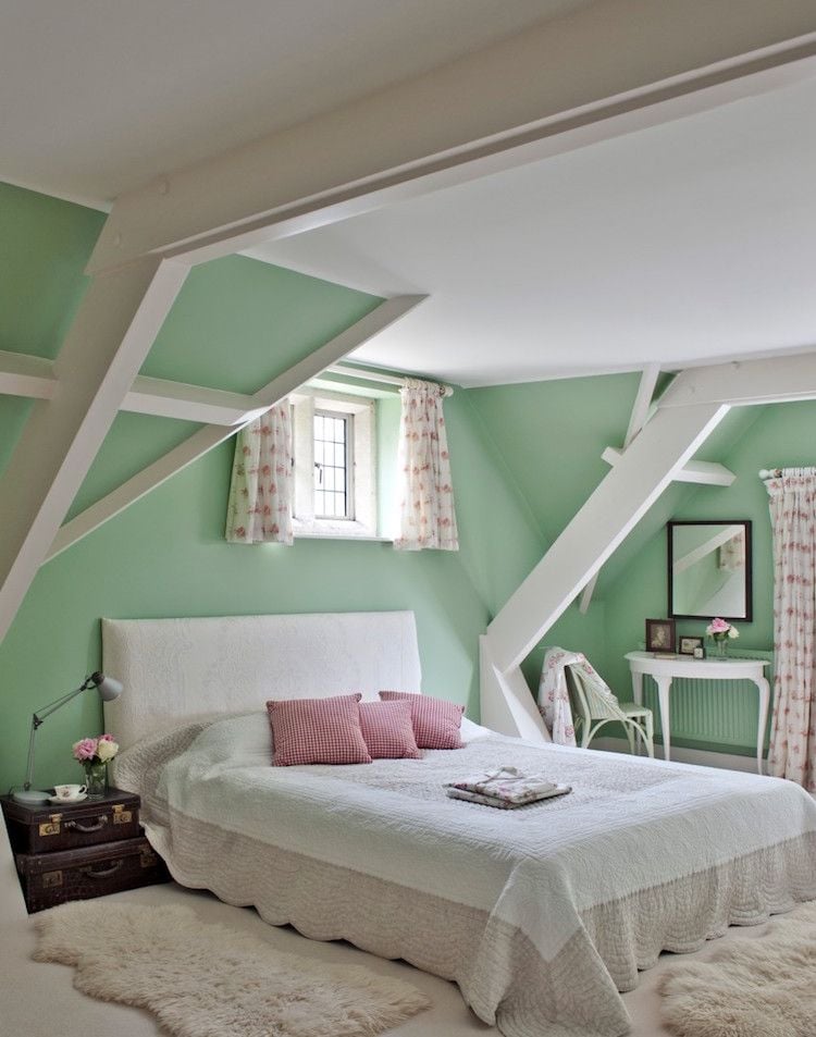 Minze Schlafzimmer Interieur -weiss-holztraeger-romantisch-traditionell