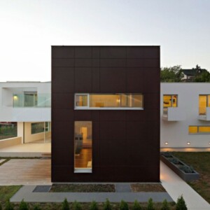 moderne minimalistische Architektur Bauvolumen Holz Verkleidung Fassade