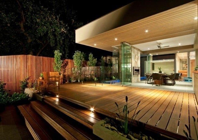 moderne terrasse holzlatten boden glas falttüren wohnbereich