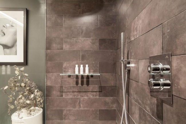 moderne wohnung badezimmer fliesen metall effekte