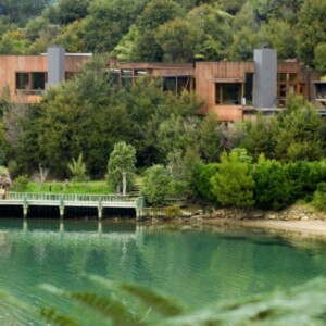 modernes Haus See Holz Fassade Ferienhaus