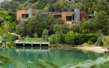 modernes Haus See Holz Fassade Ferienhaus