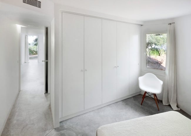 modernes haus ferran visozo weiß schlafzimmer einbau kleiderschrank