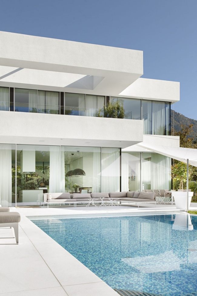 modernes haus weiße fassade pool terrasse glaswände