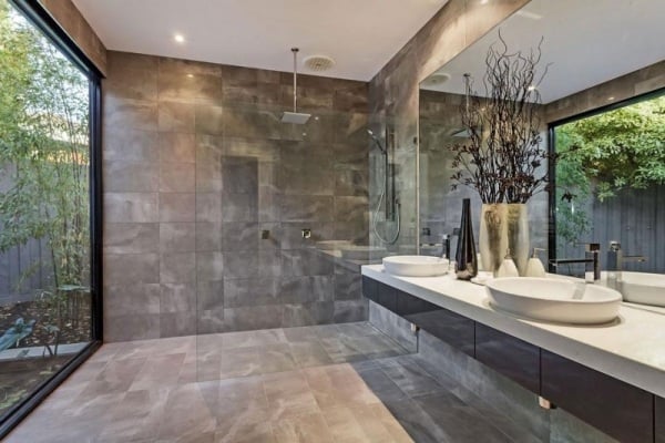 wohnhaus badezimmer fliesen steinoptik glas duschkabine