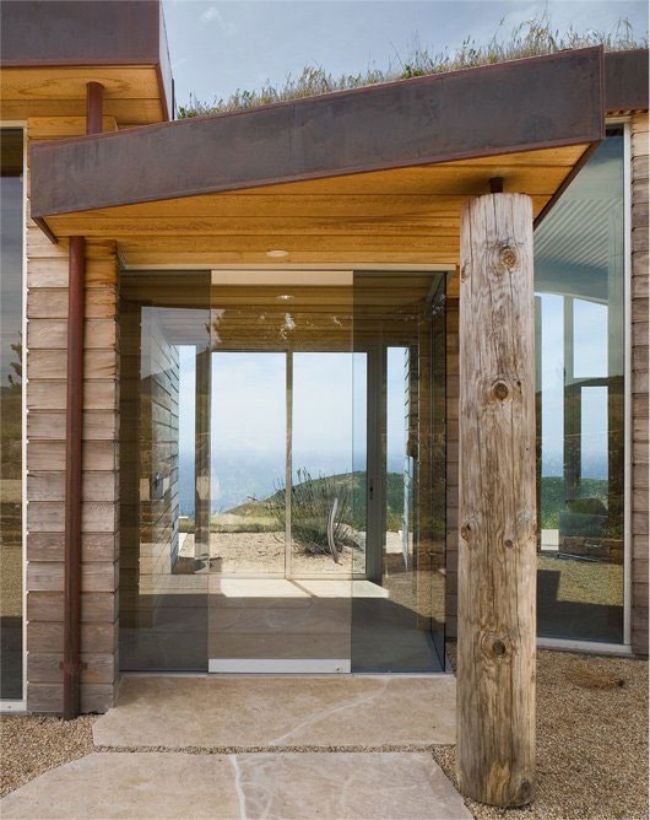 modernes wohnhaus eingang glas schiebetüren holzsäulen