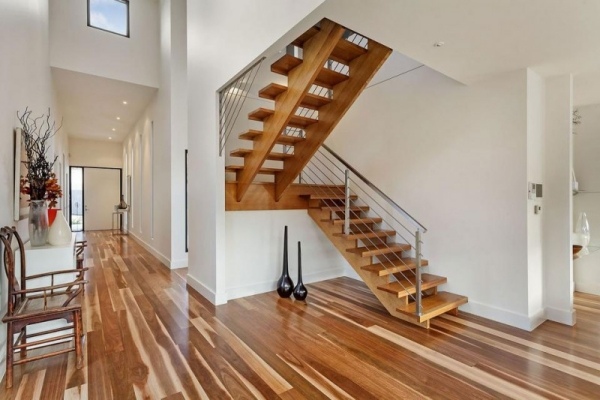 modernes wohnhaus farbiger holzbodenbelag holz treppe
