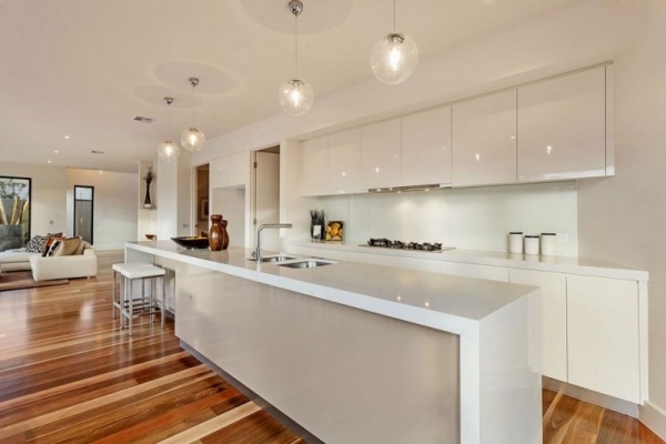 modernes wohnhaus hochglanz weiß küchenzeile holzboden
