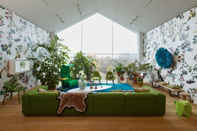 mustertapeten wohnzimmer pflanzen grüne möbel holzboden