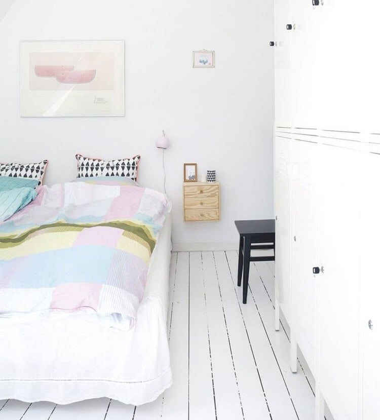 pastell-schlafzimmer-farben-bettwaesche-wandleuchte-wandbild