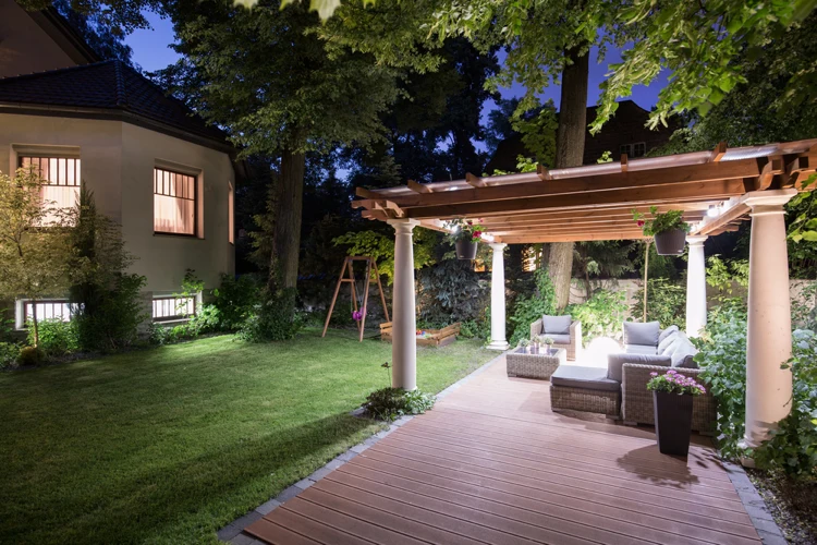 pergola im garten über dem sitzplatz