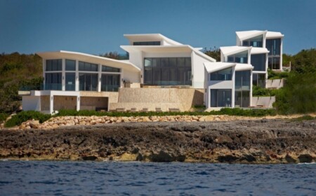 private-ferienvilla-anguilla-weiße-fassade-hamilton-cecconi-simone