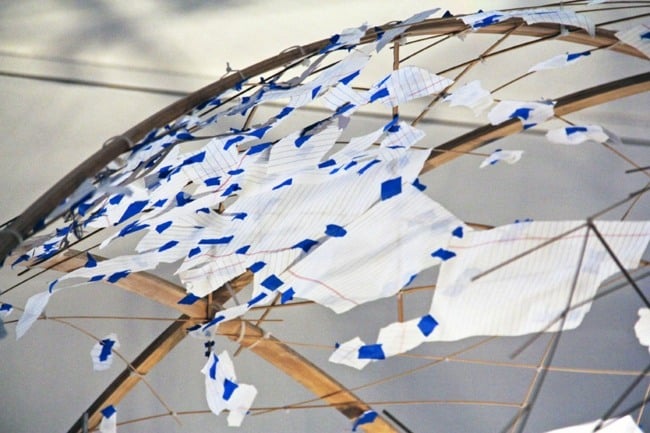recyclierte Materialien Installation Papier Holz futuristisch