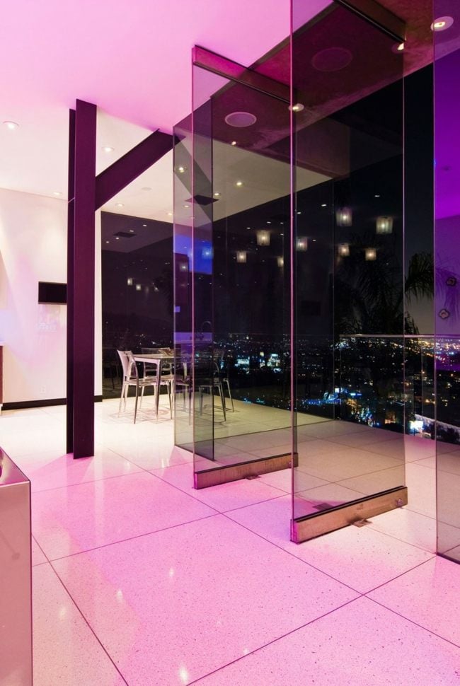 rosa LED Beleuchtung Wohnzimmer Glas Türen Balkon