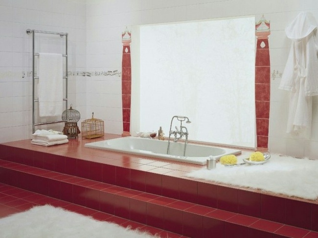rot weißes Badezimmer Fliesen Wand Noten Teppich