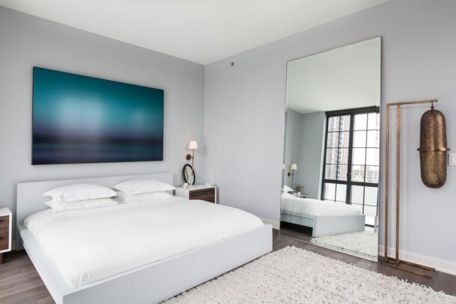 schlafzimmer design weißes bett grauweiße wandfarbe