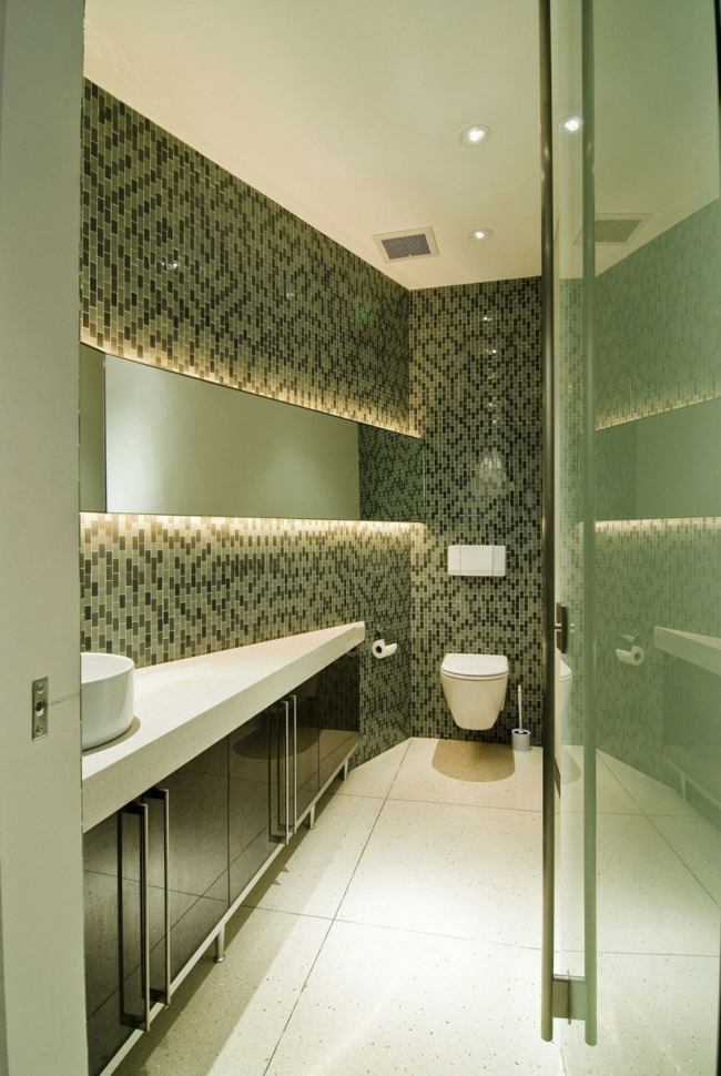 schmales Badezimmer grüne Mosaikfliesen Wand Möbel