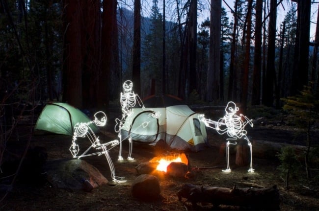 skelette camping licht installation von darren pearson