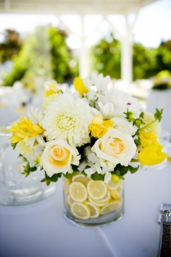 sommer-hochzeit-blumenarrangement-zitronen-vase