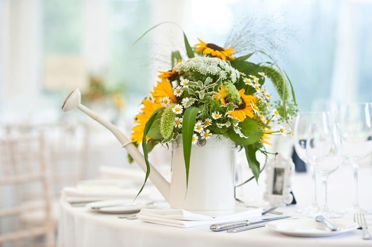 Sommer Hochzeit Tischdeko sonnenblumen-kamillen