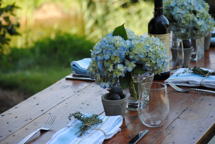 sommer-tischdeko-hortensien-blau-feige-weinflasche-lavendel