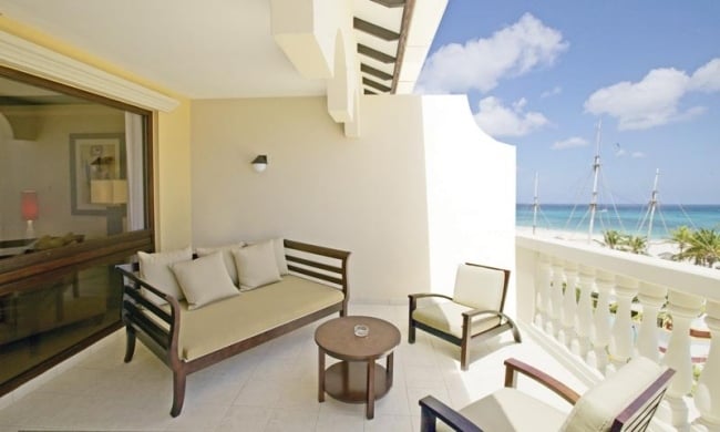 sonnige terrasse weiß holzmöbel ausblick strand