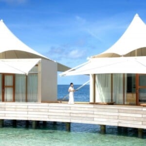 spa-resort-auf-den-malediven-ferienville-stelzen-wasser