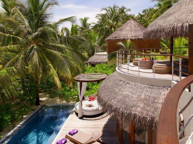 spa resort malediven pool strohdach lounge