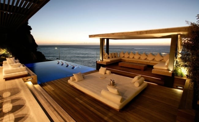 terrasse lounge betten mediterrane atmosphäre weiße kissen