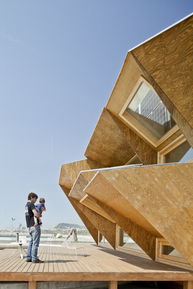 Hausbau recycliertes Holz Fassade Solarzellen Zukunft