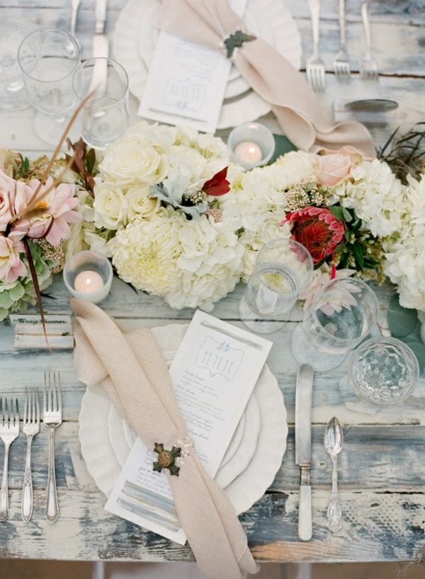 Hochzeit organisieren Tisch dekorieren Blumen