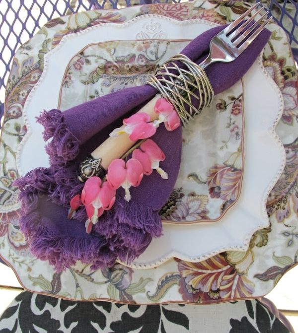 vintage Tischdeko Ideen lila Servietten Frühling Blumen Porzellan Geschirr