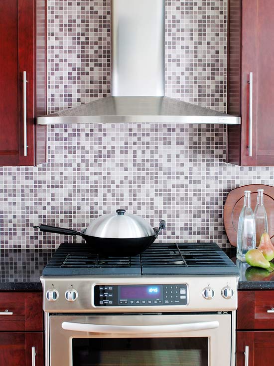 Mosaikfliesen rote Schränke Küche gestalten Farbschema