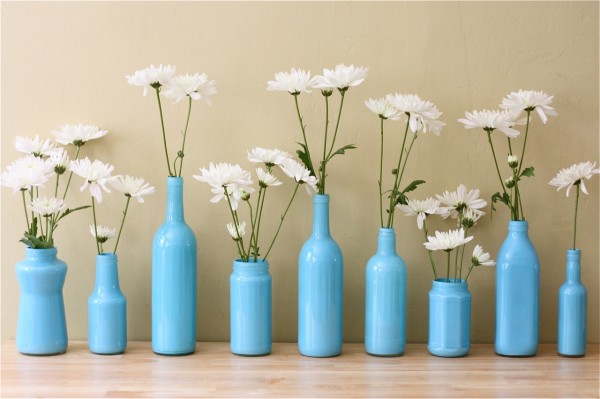 weiße chrysantemen blau bemalte glas flaschen