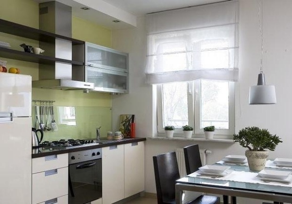 weiße küchenzeile hell grüne wandfarbe glasscheibe spritzschutz