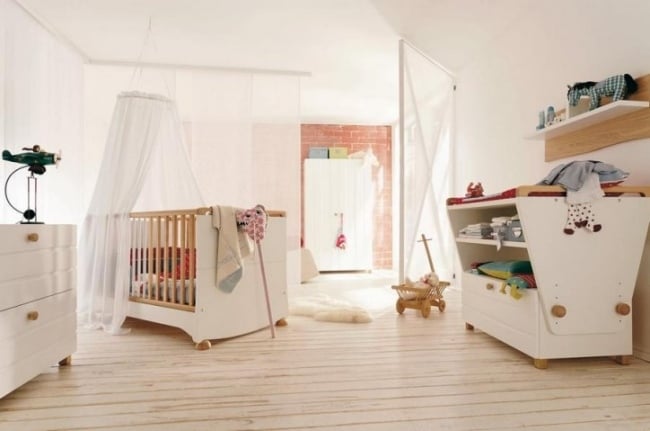 weiße möbel holzboden wohnideen für babyzimmer mit neutralen designs