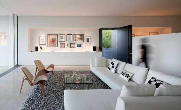 Wohnzimmer Wohnwand Design Holz Stühle weißes Sofa Set