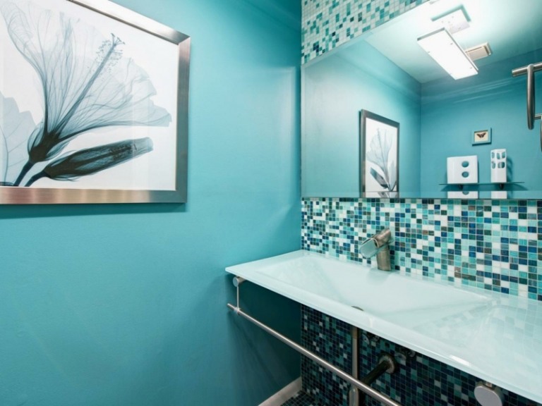 wohnideen für badezimmer blau einrichtung mosaik metall akzente