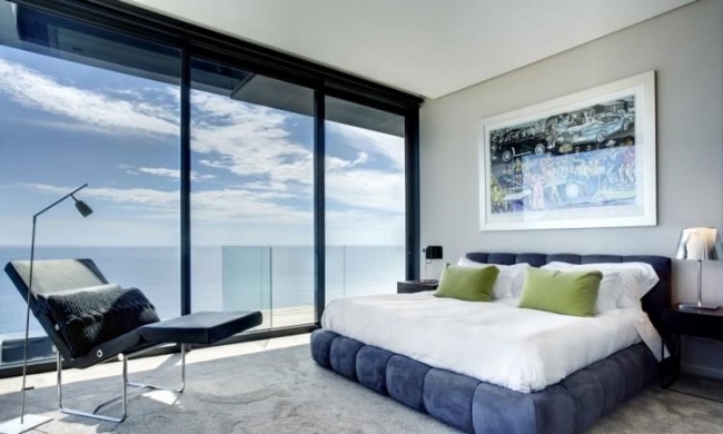 wohnideen schlafzimmer design modern kobaltblau grüne kissen