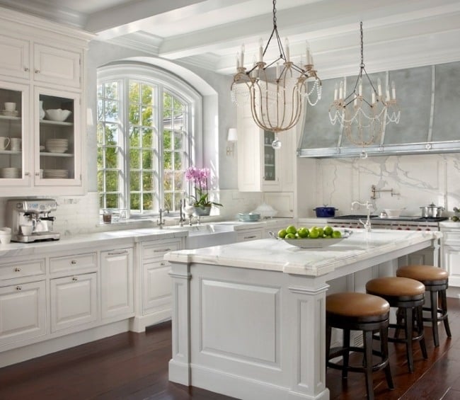 wohnideen küche klassisch weiße marmor arbeitsplatten kronleuchter