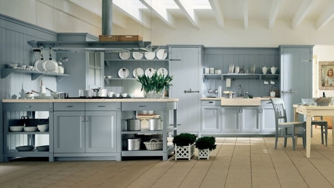 wohnideen küche landhaus hellblau weiße decke