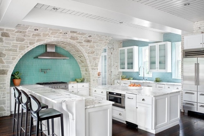 wohnideen küche landhaus mediterran turquoise küchenrückwand nische