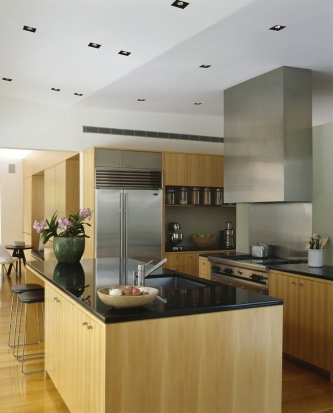 wohnideen küche modern holzmöbel schwarze arbeitsplatte