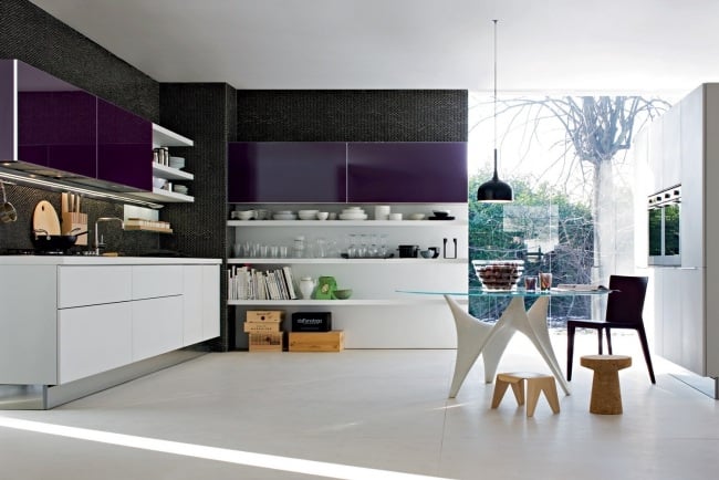 wohnideen küche modern lila oberschränke weiße offene regale