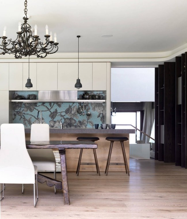 wohnideen küche modern weiß fliesenspiegel hellblau mosaik