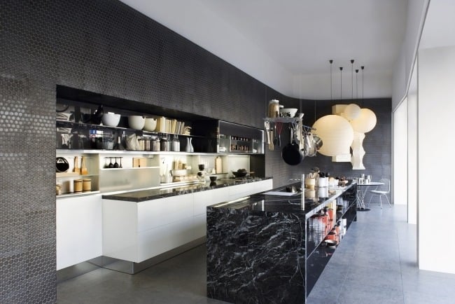 wohnideen küche schwarze küchenwand marmor kochinsel arbeitsplatte