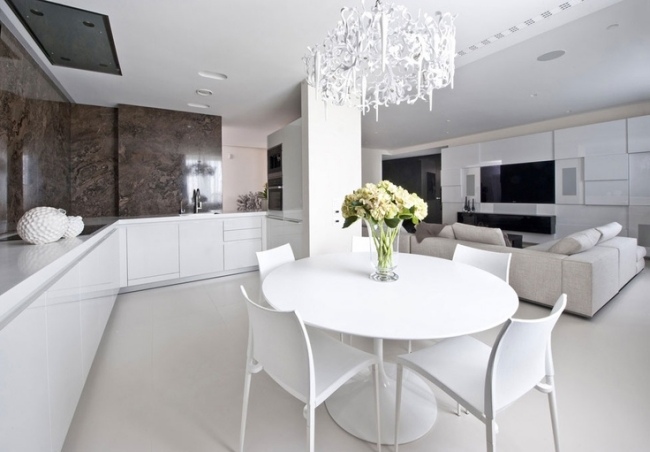 wohnzimmer küche zusammen weiß hochglanz küchenrückwand marmor