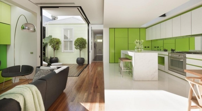wohnzimmer mit küche weiß grasgrün schwarze wohnzimmermöbel