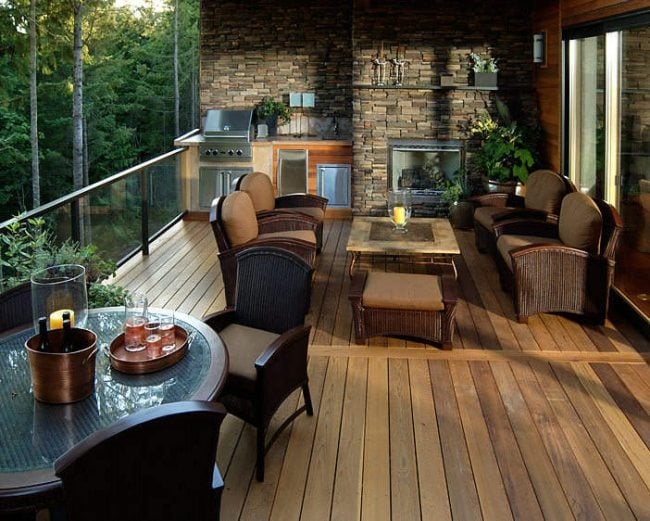 überdachte terrasse außenküche glas geländer natursteinwand